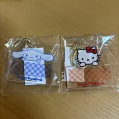 シナモン　ハローキティ　アクリルキーホルダー