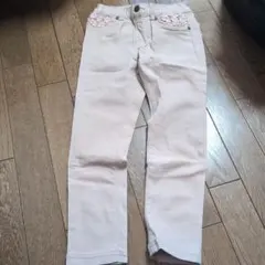 薄いベージュ ボトムス レース装飾付き