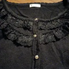 axes femmeフリル付き黒ニットカーディガン