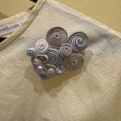ハンドメイド 軽い　ブローチ