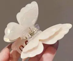 新品蝶型ホワイトヘアクリップ　バタフライヘアクリップ