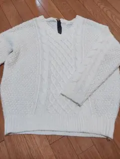 アイボリー Vネック ケーブル編みセーター リボン付き