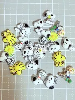ネイルパーツ　２０個　スヌーピー