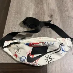 Nike グラフィックボディバッグ
