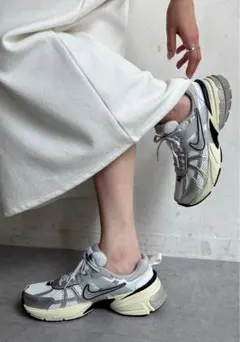 ☆美品 NIKE V2K RUN　FD0736-100 25cm