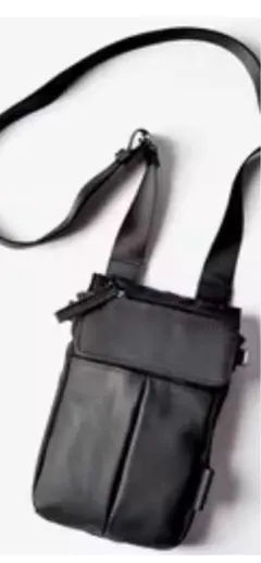美品Y'ssacs イザックナイロン×牛革コンビシリーズ 縦型ポシェット