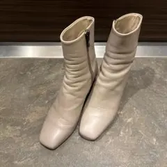 DIANA ベージュ レザー スクエアトゥブーツ