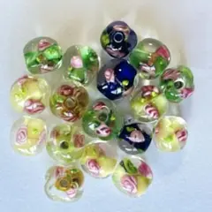 お買い得❣️とんぼ玉(フラワー型小)　ミニ薔薇模様　ラメ入り　17個　⑧