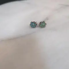 パリで見つけたフラワーピアス　シルバー