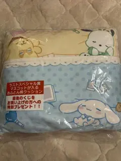 サンリオ当たりくじ ラストスペシャル賞 マスコットが入るおふとん柄クッションのサムネイル
