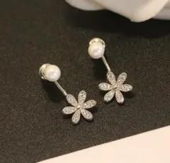 ♥️人気商品♥️おしゃれ　レディース　フラワー　ピアス　ゴールド　小さめ　上品