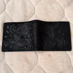 印伝屋彫刻模様の黒い二つ折り財布