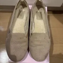 UGG ベージュ ビーズ付き フラットシューズ
