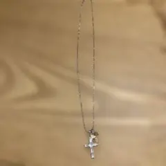 シルバー色 クロス型ネックレス カラーストーン付き