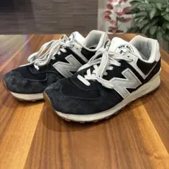 美品　New Balance U574 ブラックのサムネイル