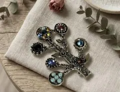 ラインストーンのブローチ　アンティーク風