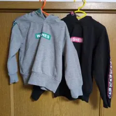 グレー 、黒のフード付きパーカー