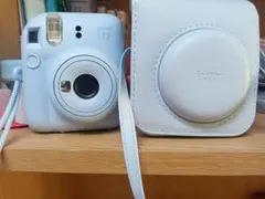 instax mini 12 カメラ本体(フィルム10枚入り)とケース