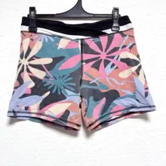 フォーエバー21 花柄 ショートパンツ ストレート裾 L 黒 綿 ヨガウェアのサムネイル