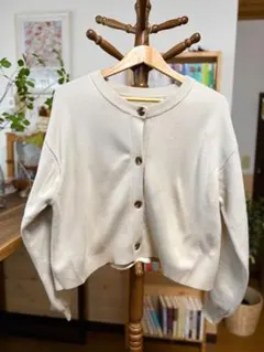 ベージュ ボタン付きカーディガン GU