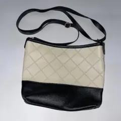ベージュと黒のショルダーバッグ