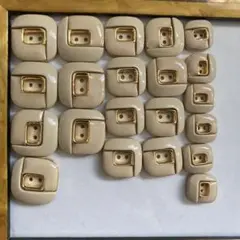 レトロなボタン　ベージュスクエア