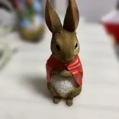 Peter Rabbitの置物 赤いマント