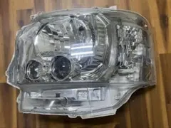 200系ハイエース5型 スーパGLダークプライムII 純正LED左 ジャンク品のサムネイル