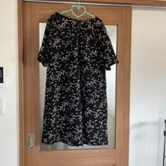 着物リメイク、黒の花柄半袖ひざ丈ワンピース