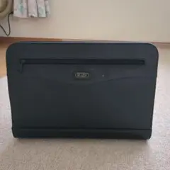 黒の合成皮革ビジネスバッグ