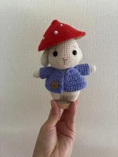 ウサギのあみぐるみ 赤い帽子