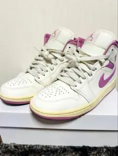 ナイキWMNSAir Jordan 1 mid セイル/ピンク/ココナッツミルク