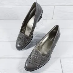 【新品未使用】　fitfit エナメル　パンプス　22.5㎝ カットワーク