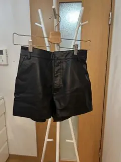 ZARA ブラックレザーショートパンツ