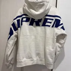 SUPREME ホワイトパーカー S刺繍 supreme ホワイト フード付きパーカー 赤いS刺繍 - メルカリ