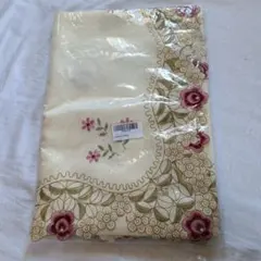 新品未使用　豪華な花柄刺繍入りクリーム色テーブルクロス　マルチカバー