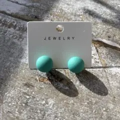 ミントグリーン　まんまるピアス　ピアス