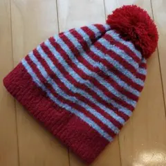 赤とグレーのストライプ ニット帽