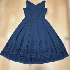 ダークグレー刺繍ノースリーブワンピース