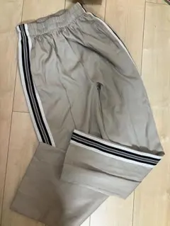 ベージュ カジュアルパンツ 黒ストライプ
