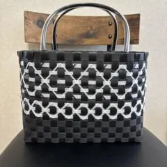 黒と白の編み込みかごバッグ　PPバンドバック　プラカゴバック　かごバッグ