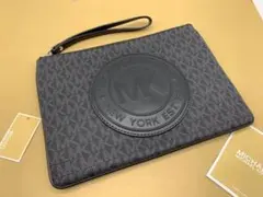 【新品】マイケルコース　ジップクラッチ（ブラック）