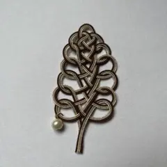 葉の形状の編み込みブローチ