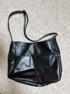 ブラック合成皮革ショルダーバッグ