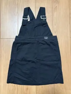 黒のサロペットジャンバースカート