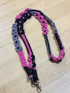 ハンドメイド　スマホショルダーストラップ　マクラメ　ピンク黒