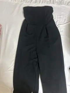 黒のハイウエストストレートレッグパンツ