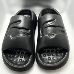 LACOSTE ブラック ビーチサンダルのサムネイル