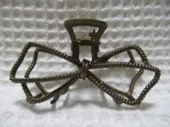 ブラウン色メタル系小さ目のリボン型バンスクリップ