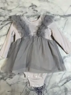フリル付きピンクグレーワンピース
